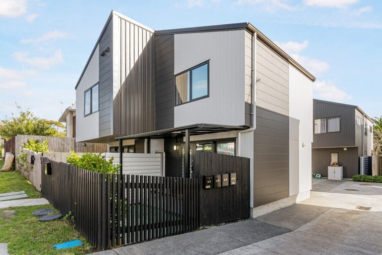Photo of property in 2/4 Harry Ward Place, Henderson, Auckland, 0610