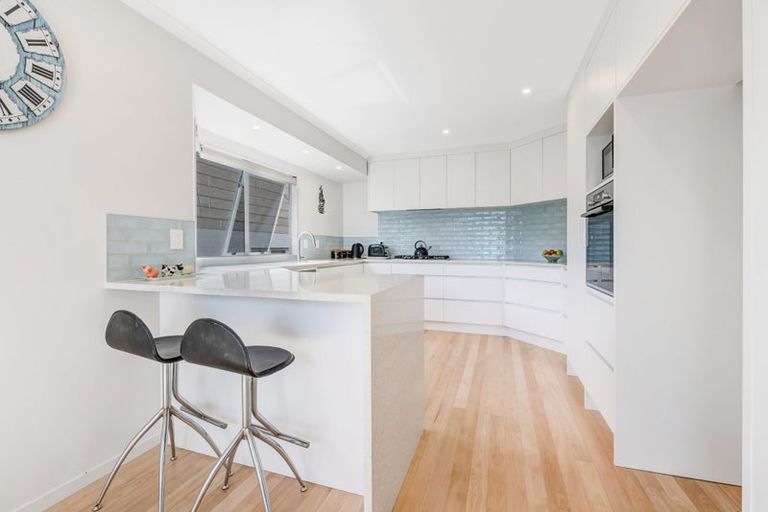 Photo of property in 1326 Whangaparaoa Road, Army Bay, Whangaparaoa, 0930