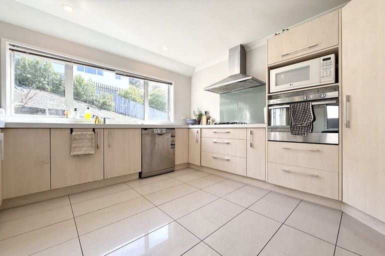 Photo of property in 17 Tamworth Crescent, Newlands, Wellington, 6037