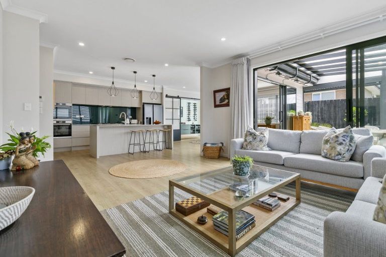 Photo of property in 6 Papa Orchard Drive, Kumeu, 0810