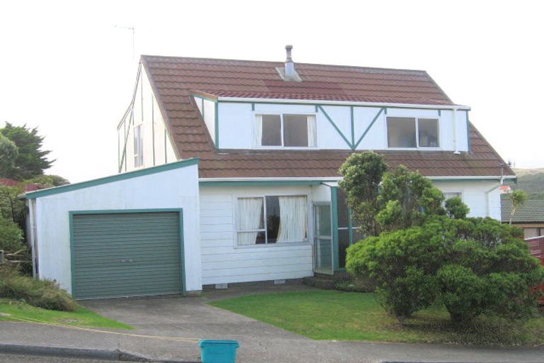 Photo of property in 5a Sunhaven Drive, Newlands, Wellington, 6037