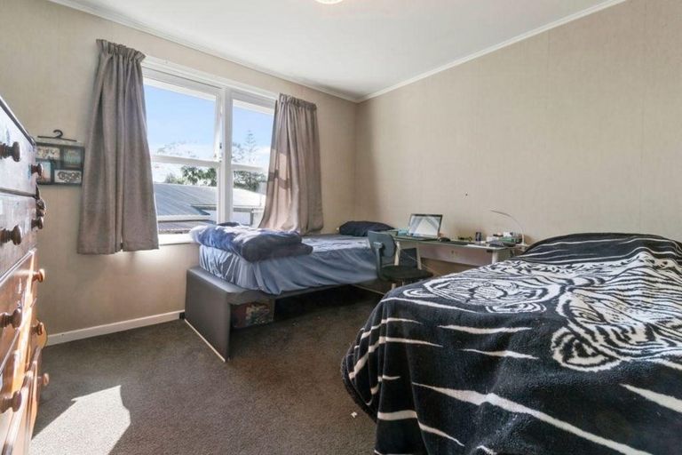 Photo of property in 2 Lowtherhurst Road, Massey, Auckland, 0614