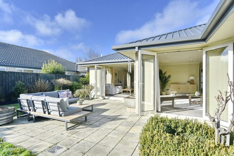 Photo of property in 8 Ross Place, Northwood, Christchurch, 8051
