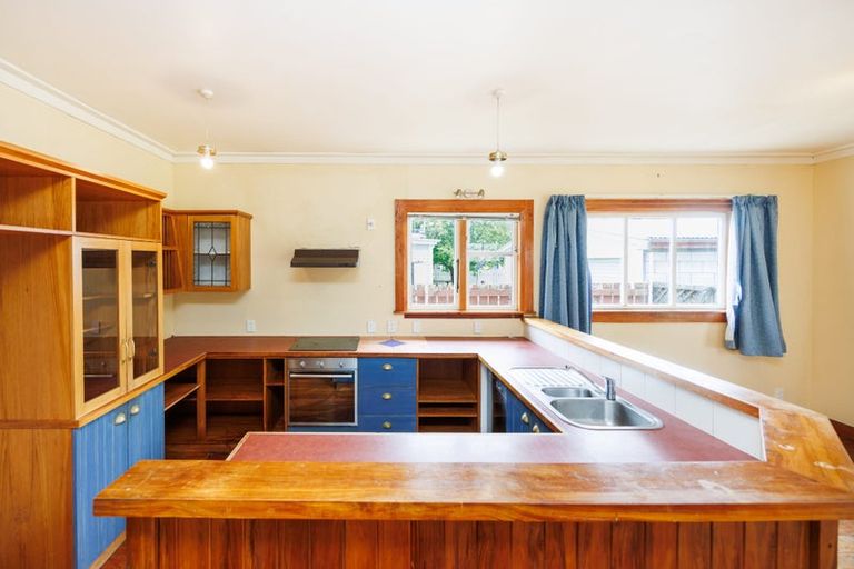 Photo of property in 33 Kingswood Street, Takaro, Palmerston North, 4412