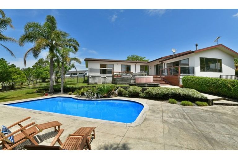 Photo of property in 77 Matija Place, Red Beach, 0932