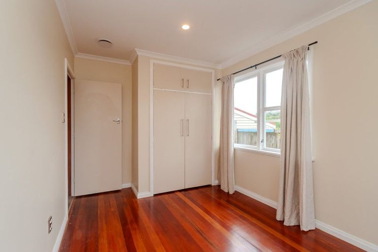 Photo of property in 19 Pinkerton Grove, Newlands, Wellington, 6037