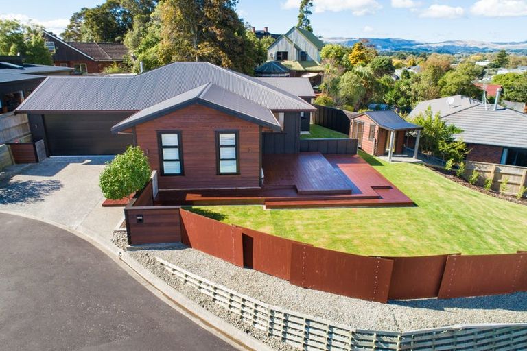Photo of property in 2 Waimarama Court, Roslyn, Palmerston North, 4414