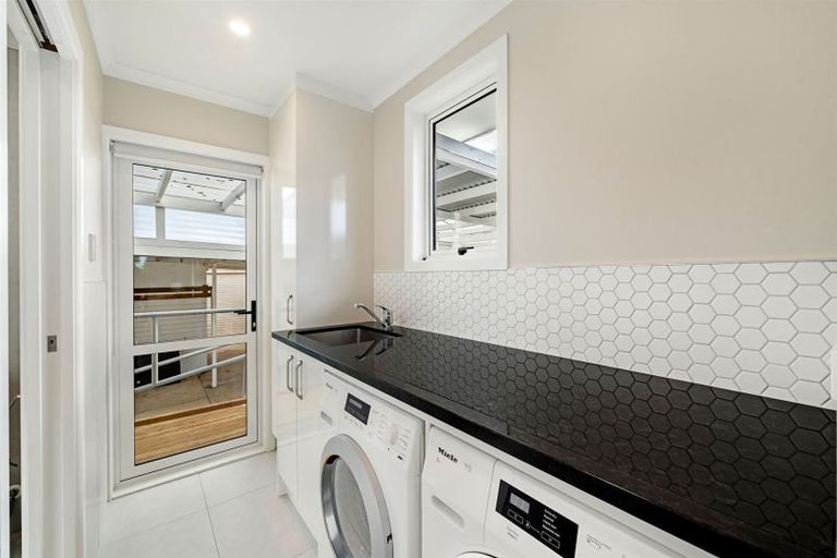 Photo of property in 4 Rixon Place, Te Atatu Peninsula, Auckland, 0610