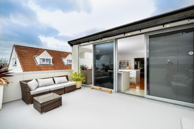 Photo of property in 148 Luckens Road, West Harbour, Auckland, 0618