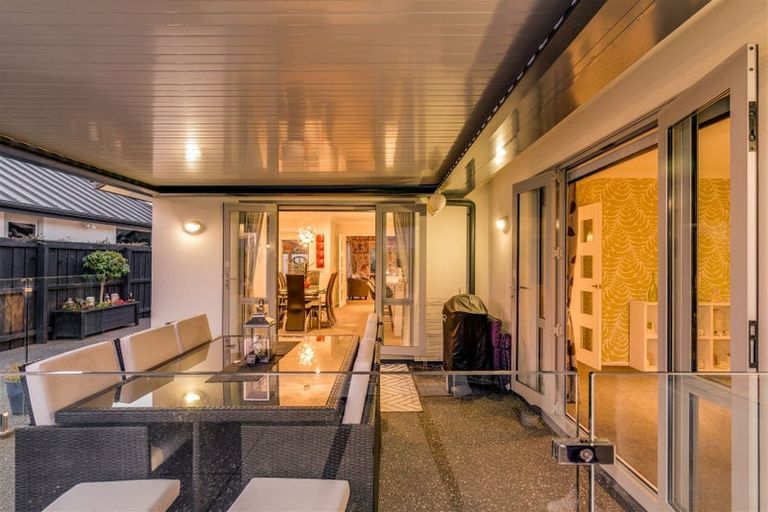 Photo of property in 6 Lakebridge Place, Parklands, Christchurch, 8083