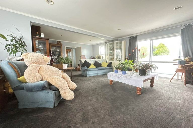 Photo of property in 3 Hillary Heights Avenue, Glendene, Auckland, 0602