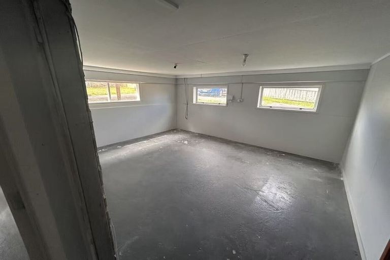 Photo of property in 33 School Road, Te Atatu South, Auckland, 0610