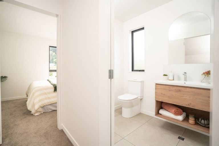 Photo of property in 92 Ara Paiwhenua, Tawa, Wellington, 5028