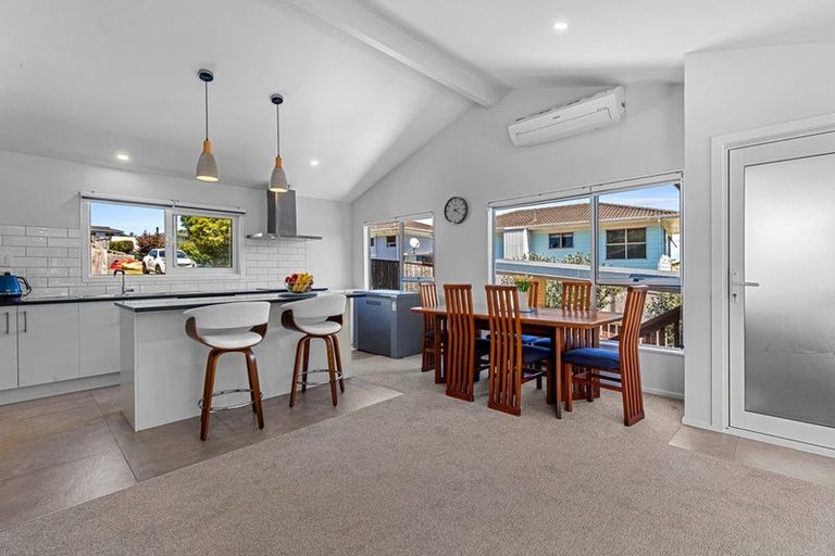 Photo of property in 2/140 Lynn Road, Bayview, Auckland, 0629