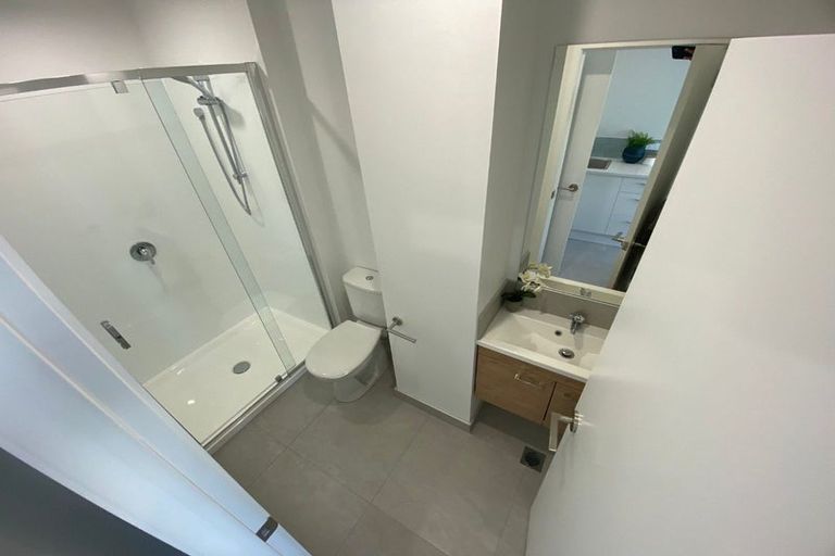 Photo of property in 2 Mikoikoi Crescent, Mangere Bridge, Auckland, 2022