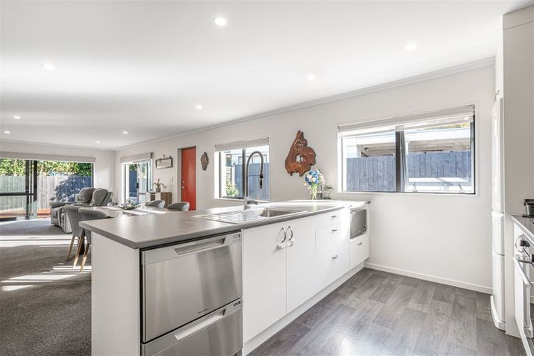 Photo of property in 33a Gill Avenue, Te Atatu Peninsula, Auckland, 0610