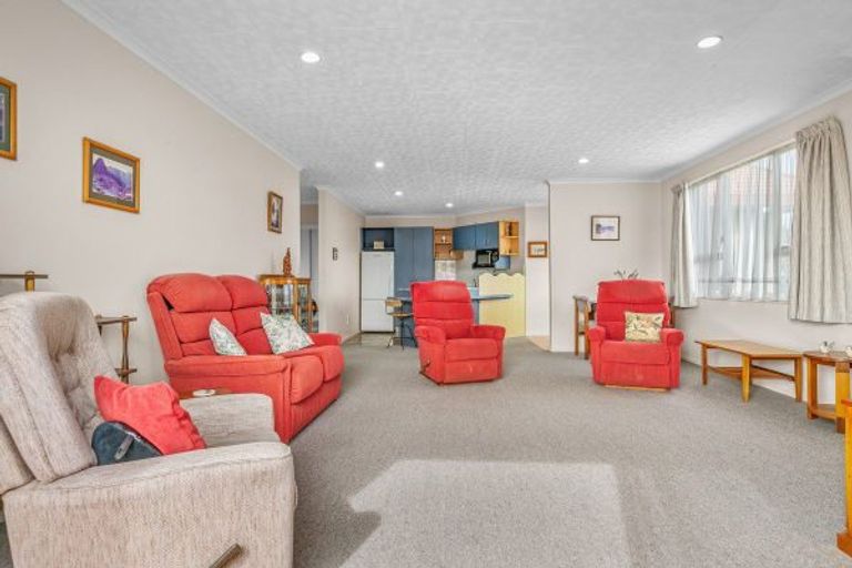 Photo of property in 12 Guildford Street, Levin, 5510