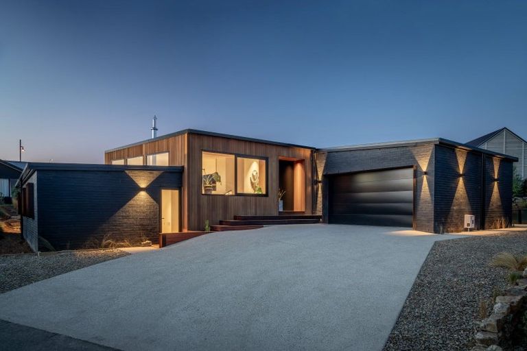 Photo of property in 17 Kapuka Lane, Wanaka, 9305