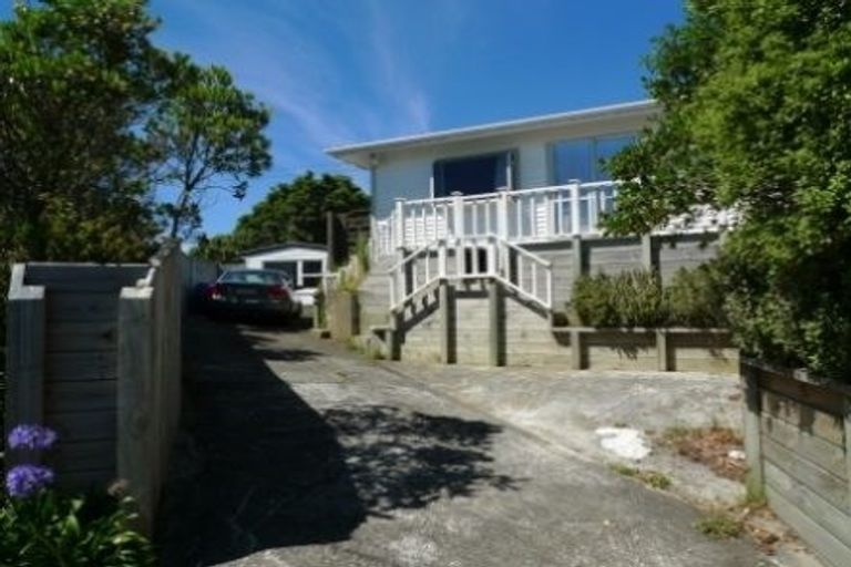 Photo of property in 92 Ruskin Road, Newlands, Wellington, 6037