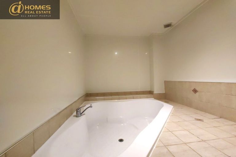 Photo of property in 40 Eyre Street, Henderson, Auckland, 0612