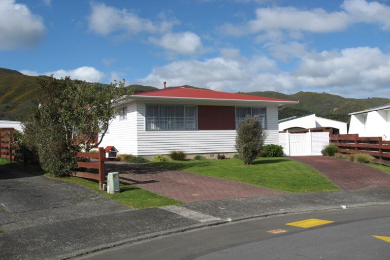 Photo of property in 7 Kew Grove, Wainuiomata, Lower Hutt, 5014