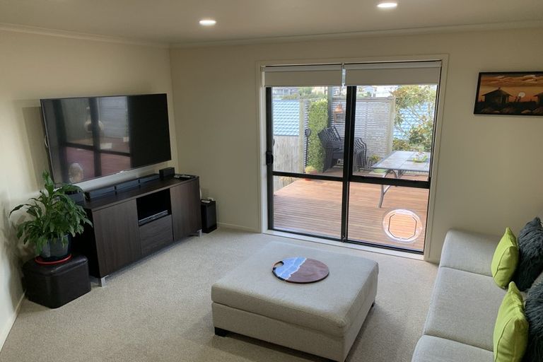 Photo of property in 9 Meharg Place, Fairview Heights, Auckland, 0632