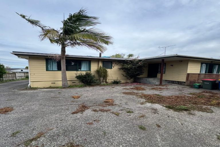 Photo of property in 302 Wairau Road, Glenfield, Auckland, 0629