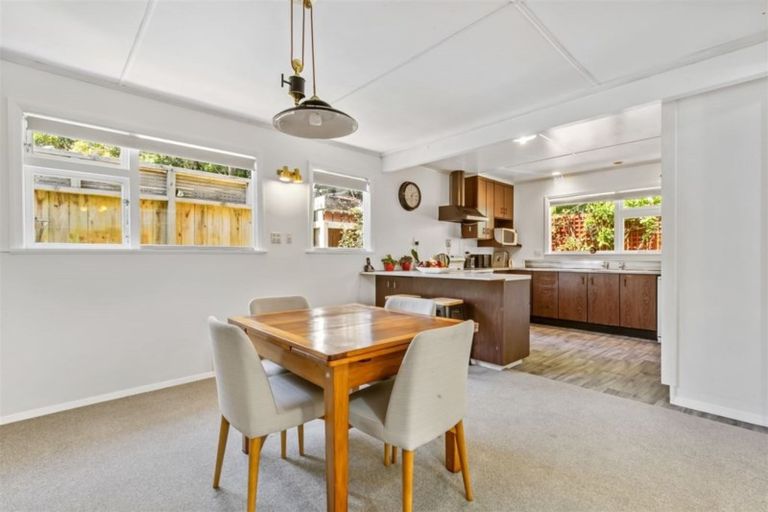 Photo of property in 6 Royston Way, Newlands, Wellington, 6037