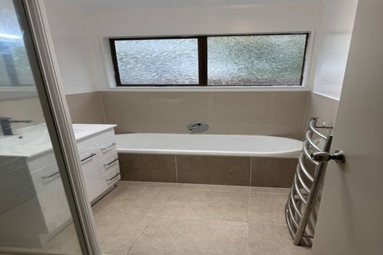 Photo of property in 2/6 Raddock Place, Half Moon Bay, Auckland, 2012