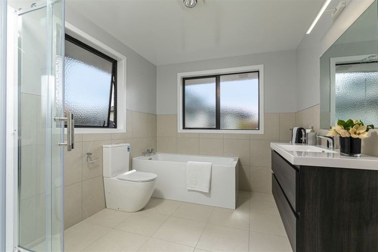 Photo of property in 8 Gordon Stanley Drive, Massey, Auckland, 0614