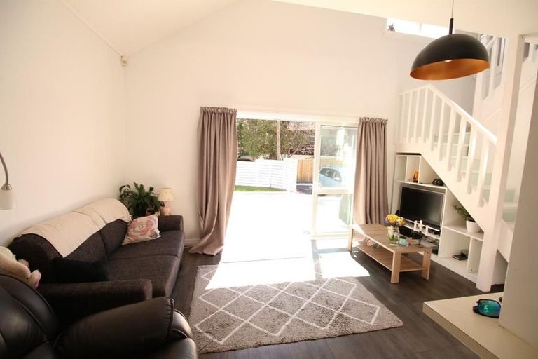 Photo of property in 2/18 Reid Road, New Lynn, Auckland, 0600