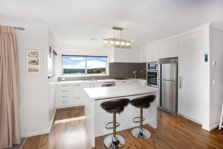 Photo of property in 3 Greenstone Place, Aotea, Porirua, 5024
