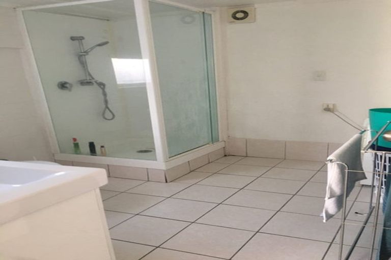 Photo of property in 30 Megan Avenue, Pakuranga Heights, Auckland, 2010