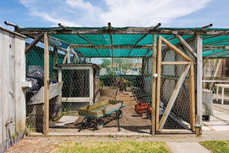 Photo of property in 30 Ngahina Street, Marton, 4710