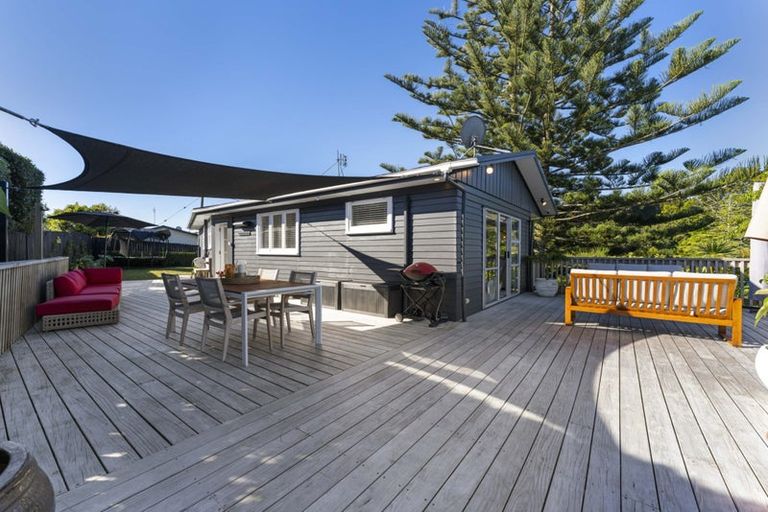 Photo of property in 21 Lowtherhurst Road, Massey, Auckland, 0614