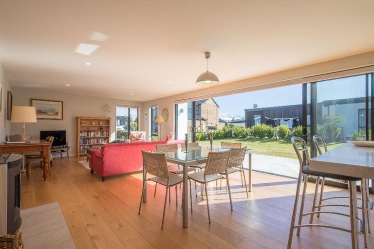 Photo of property in 9 Kamahi Street, Wanaka, 9305