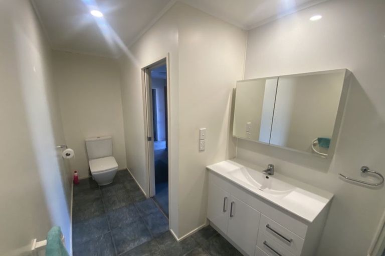 Photo of property in 2/8 Mossop Rise, Glenfield, Auckland, 0629
