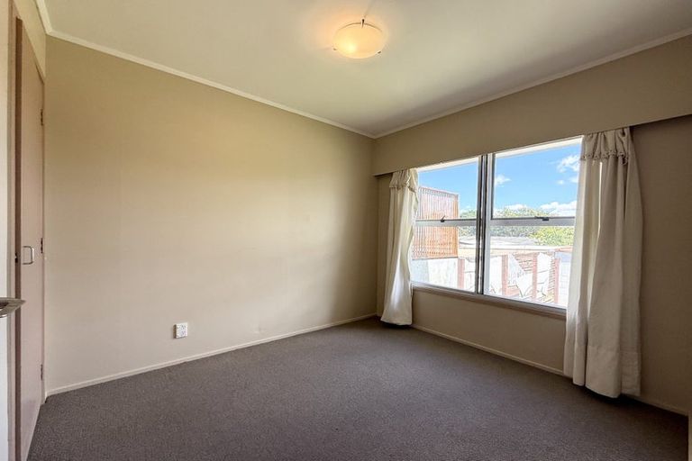 Photo of property in 2/856 East Coast Road, Northcross, Auckland, 0630