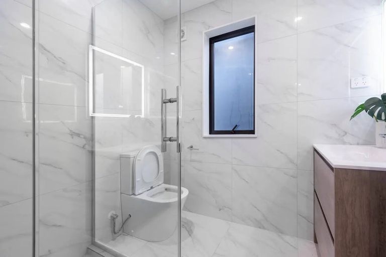 Photo of property in 3b Dawnhaven Drive, Te Atatu Peninsula, Auckland, 0610