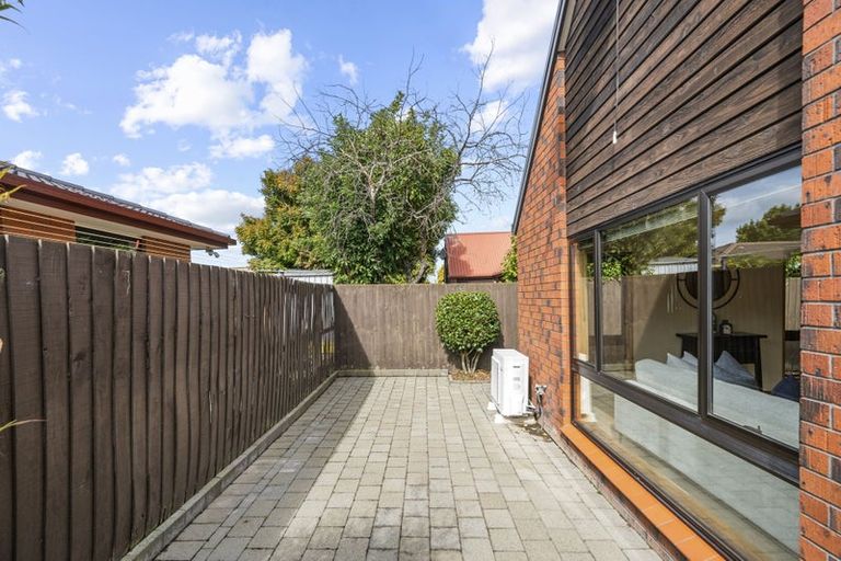 Photo of property in 2/8 Cricklewood Place, Avonhead, Christchurch, 8042