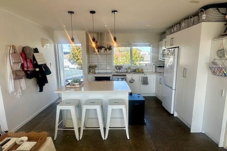 Photo of property in 4/133 Shakespeare Road, Milford, Auckland, 0620