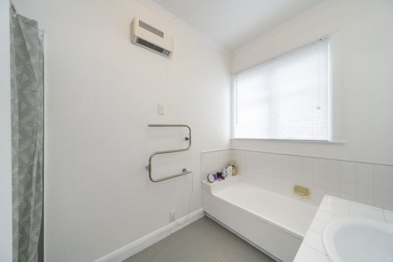 Photo of property in 28 Lyndhurst Street, Takaro, Palmerston North, 4412