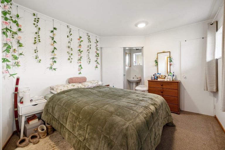 Photo of property in 32 Avalon Crescent, Fernhill, Queenstown, 9300