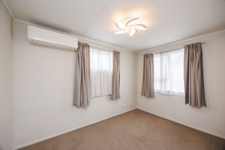 Photo of property in 9 Forbes Place, Kelvin Grove, Palmerston North, 4414
