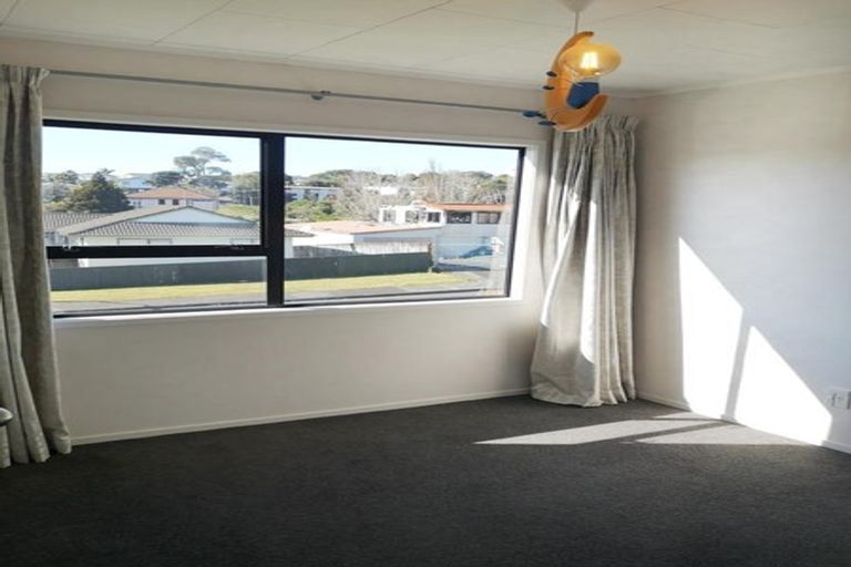 Photo of property in 2/1 Landsdale Place, Massey, Auckland, 0614