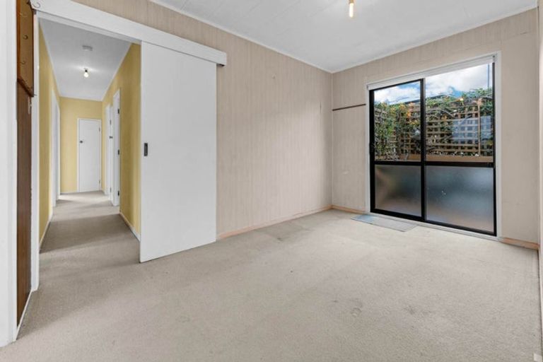 Photo of property in 32 Cockayne Crescent, Sunnynook, Auckland, 0620