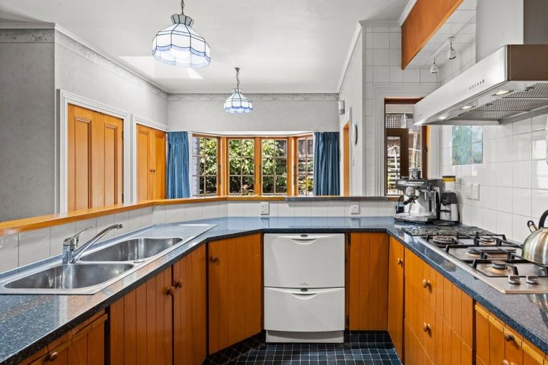 Photo of property in 43 Napier Terrace, Hospital Hill, Napier, 4110