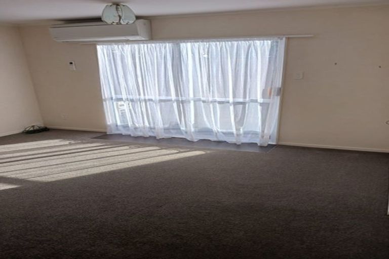 Photo of property in 2/15 Apu Crescent, Lyall Bay, Wellington, 6022
