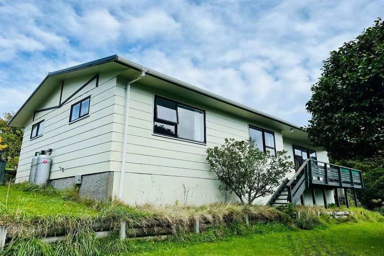Photo of property in 6 Ruth Grove, Karori, Wellington, 6012