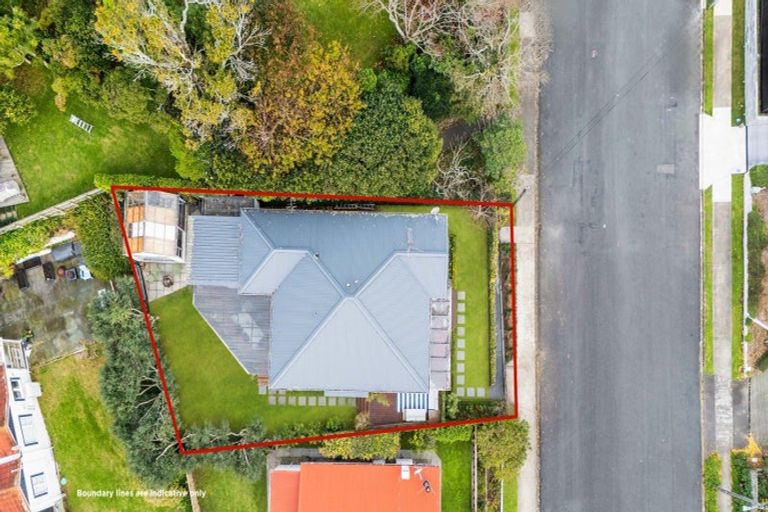 Photo of property in 15 Bracken Street, New Plymouth, 4310